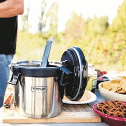 Stanley Adventure Stay Hot Camp Crock 3QT -Montanic Store 10 01875 027 8 600x600 6554d262 e86b 44d9 a43e 84c787015040