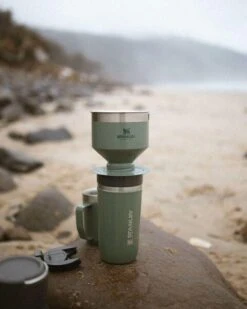 Stanley Classic Pour Over Hammertone Green -Montanic Store Web LIfestyle CarCamp 1800x1800 600x600 d0a75577 7123 47c9 9d97 f7bfc84a3f10